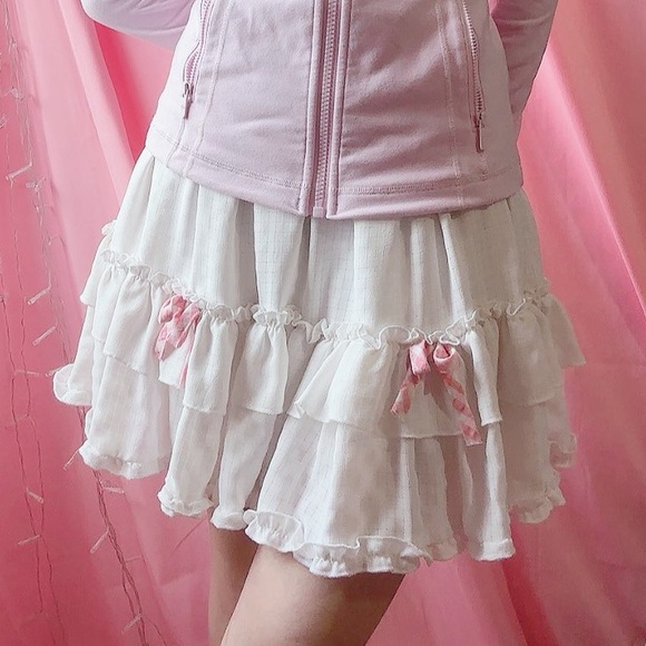 White Kawaii Cake Ruffled Above Knee Skirt Size Small - Picture 4 of 5